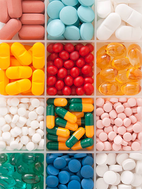pílulas em contêiner - pill multi colored medicine healthcare and medicine - fotografias e filmes do acervo