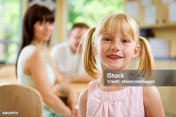 Rapariga Na Sala De Aula - Fotografias de stock e mais imagens de Criança - Criança, Edifício escolar, Educação