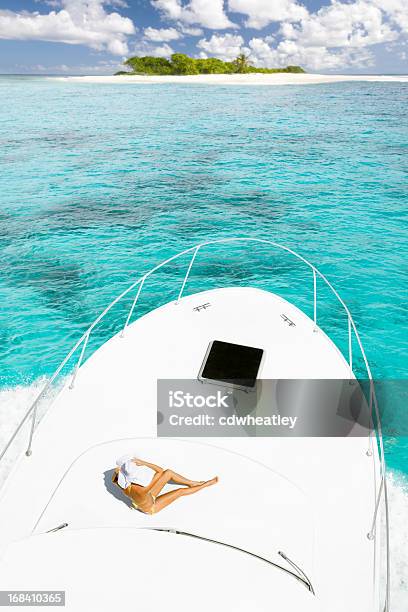 Kobieta Opalać Się Na Luksusowy Jacht Zbliżać Się Puste Island - zdjęcia stockowe i więcej obrazów Jacht