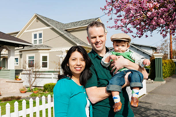 neighborhood portret rodziny - looking at camera two parent family latin american and hispanic ethnicity heterosexual couple zdjęcia i obrazy z banku zdjęć