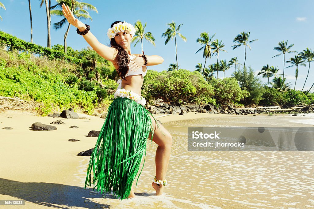Dançarino de Hula na praia - Foto de stock de Big Island - Ilhas do Havaí royalty-free