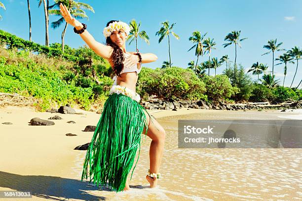 Foto de Dançarino De Hula Na Praia e mais fotos de stock de Big Island - Ilhas do Havaí - Big Island - Ilhas do Havaí, Cultura polinésia, Guirlanda