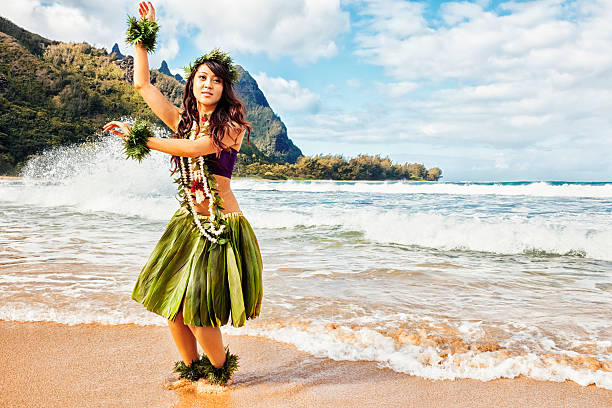 hawaiian bailarina de hula en la playa - makana peak fotografías e imágenes de stock