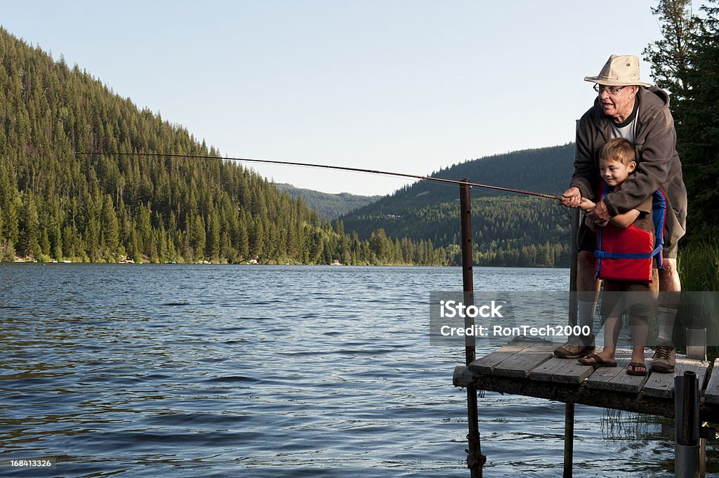 Großvater und Enkel Fischen zusammen - Lizenzfrei Fischen Stock-Foto