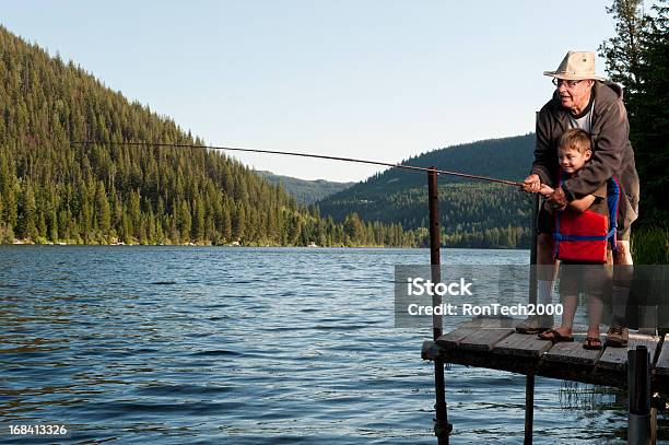 Großvater Und Enkel Fischen Zusammen Stockfoto und mehr Bilder von Fischen - Fischen, Enkel, Angeln