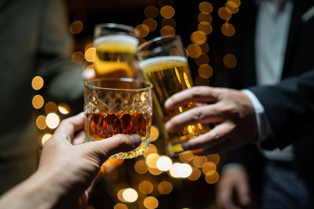 ウイスキーを祝う - whisky alcohol bottle hard liquor ストックフォトと画像