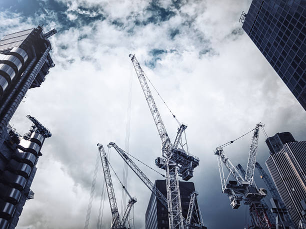 wolkenkratzer und baustelle in london - steel construction site construction glass stock-fotos und bilder