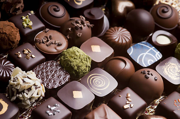 럭셔리한 우유 및 다크 초콜릿 트뤼플 제공 - chocolate 뉴스 사진 이미지