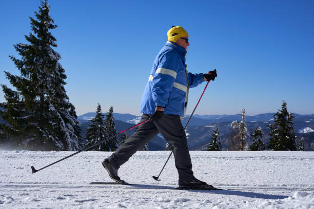 esquiador de fondo en la pista (loipe) contra el cielo azul en un soleado día de invierno. deportes de invierno en la selva negra en el feldberg.close. perfil. - cross country skiing black forest germany winter fotografías e imágenes de stock