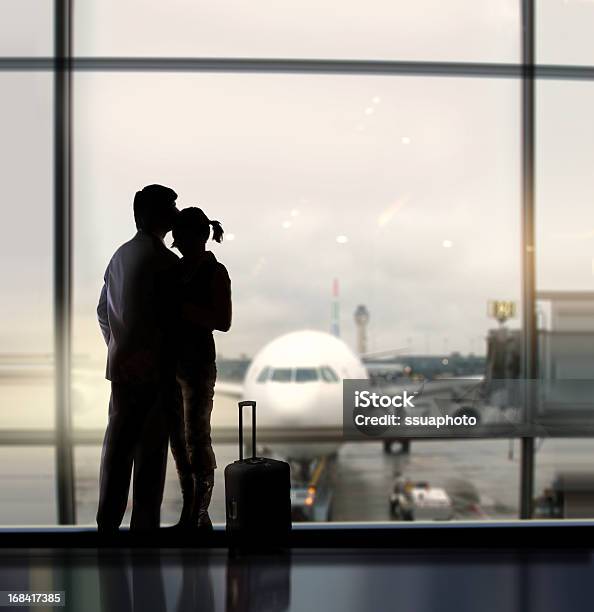 Liebhaber Stockfoto und mehr Bilder von Flughafen - Flughafen, Paar - Partnerschaft, Offizielles Treffen