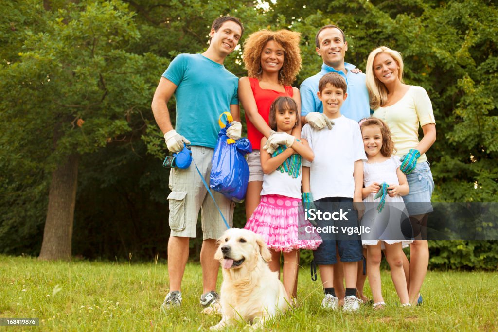 Familes sollevare rifiuti - Foto stock royalty-free di Cane