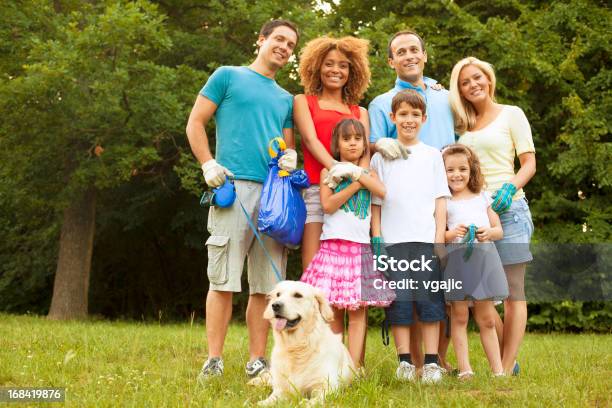 Familes Sollevare Rifiuti - Fotografie stock e altre immagini di Cane - Cane, Caucasico, Gruppo multietnico