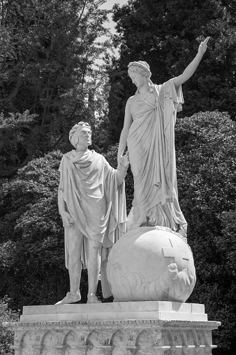Bellagio - The statue of Dante and Beatrice in gardens of Villa Melzi by Giovanni Battista Comolli (1775 – 1831).