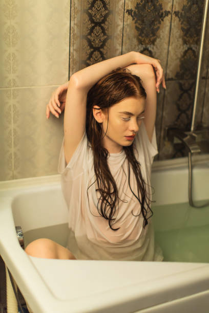 azjatycka rudowłosa kobieta pod prysznicem. łazienka. - human hair flowing fashion beauty spa zdjęcia i obrazy z banku zdjęć
