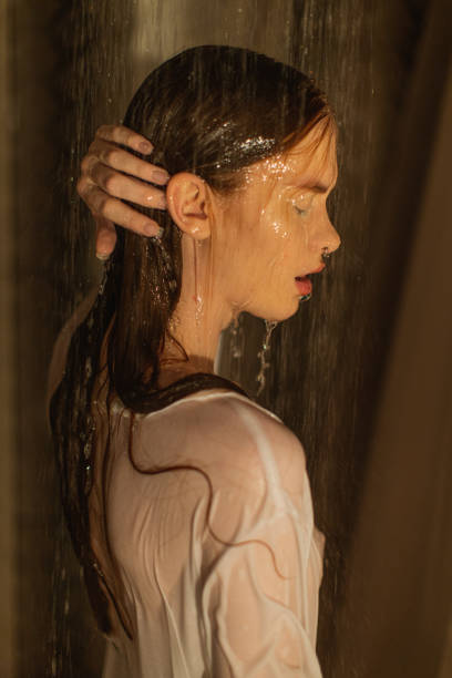 azjatycka rudowłosa kobieta pod prysznicem. łazienka. - human hair flowing fashion beauty spa zdjęcia i obrazy z banku zdjęć