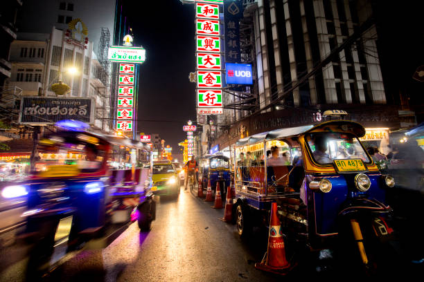 bangkok, thailand; 1st january 2023: thanon yaowarat street at night in bangkok's chinatown. - jinrikisha thailand tuk transportation imagens e fotografias de stock