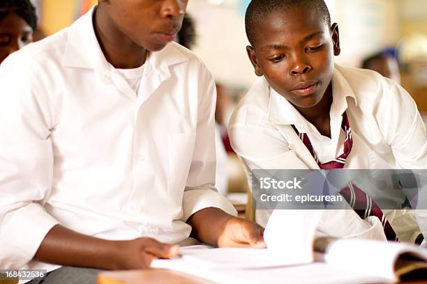 Portret Dwóch Chłopców Południowej Afryki Prowadzi Szkolenia W Obszarach Wiejskich - zdjęcia stockowe i więcej obrazów Adolescencja