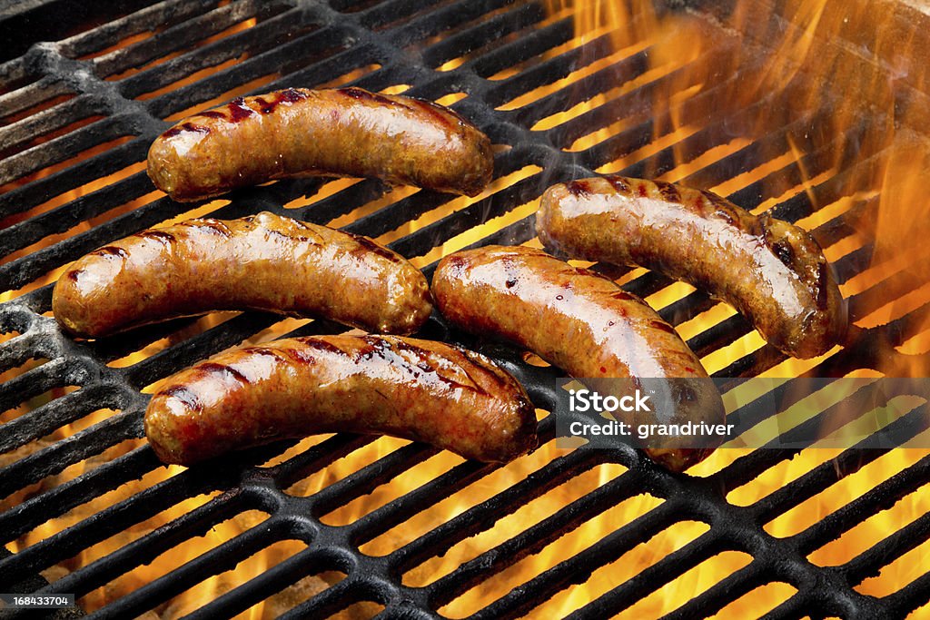 Boudin blanc ou encore les Hot-Dogs sur le Grill avec des flammes - Photo de Saucisse libre de droits