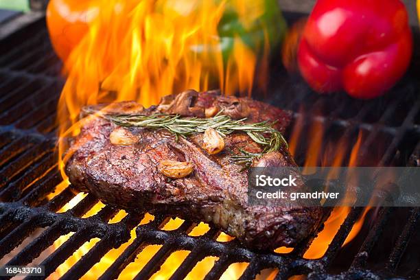 Stek Z Kością I Papryka Na Grill Z Płomieni - zdjęcia stockowe i więcej obrazów Grill - Grill, Czosnek, Stek