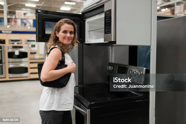 Foto de Compras Para Uma Nova Cozinha e mais fotos de stock de Comércio - Consumismo - Comércio - Consumismo, Fazer Compras, Micro-ondas