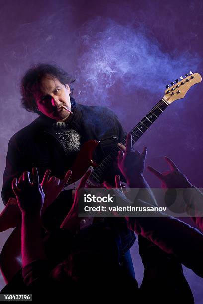 Photo libre de droit de Rock Star Sur Scène banque d'images et plus d'images libres de droit de Adulte - Adulte, Art du spectacle, Artiste de spectacle