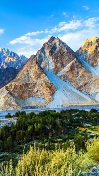 Beautiful view of the Passu cones and glacier from the Karakoram highway Passu Cones are few pointed peaks in the Karakoram Range that are located East of KKH in Passu / Husseini village areas. The peculiar pointed shape of the numerous peaks located on a single massif and their visibility from most areas in Gulkin, Gulmit karakoram highway stock pictures, royalty-free photos & images