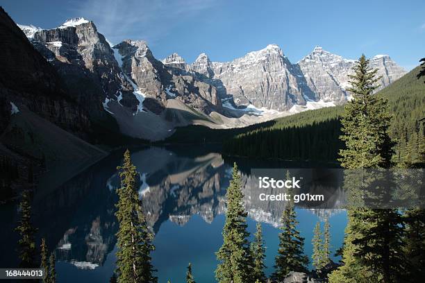Lago Moraine Nas Montanhas Rochosas Canadianas - Fotografias de stock e mais imagens de Montanhas Rochosas - Montanhas Rochosas, Alberta, América do Norte