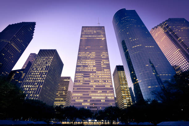 centro de houston - street urban scene skyscraper cityscape fotografías e imágenes de stock