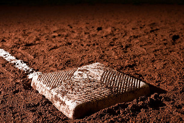 campo de basebol à noite - baseball diamond flash imagens e fotografias de stock