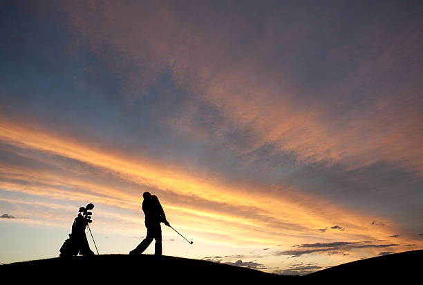 columpio silueta de golf - golf action silhouette balance fotografías e imágenes de stock