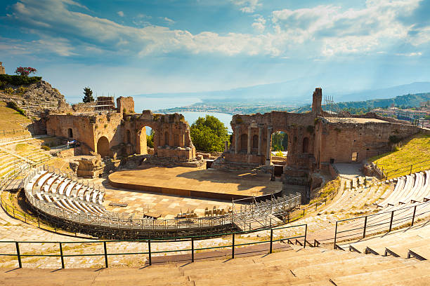 the greek theater & mount etna, ซิซิลี อิตาลี - taormina ภาพสต็อก ภาพถ่ายและรูปภาพปลอดค่าลิขสิทธิ์