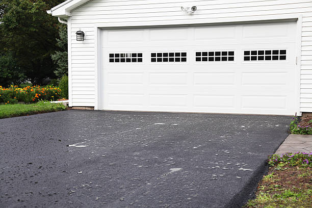 pfützen zu neuen asphalt straße in residential hause - garage stock-fotos und bilder