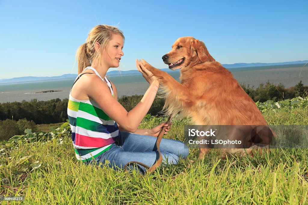 Adolescente con perro-dar pie - Foto de stock de Actividades recreativas libre de derechos