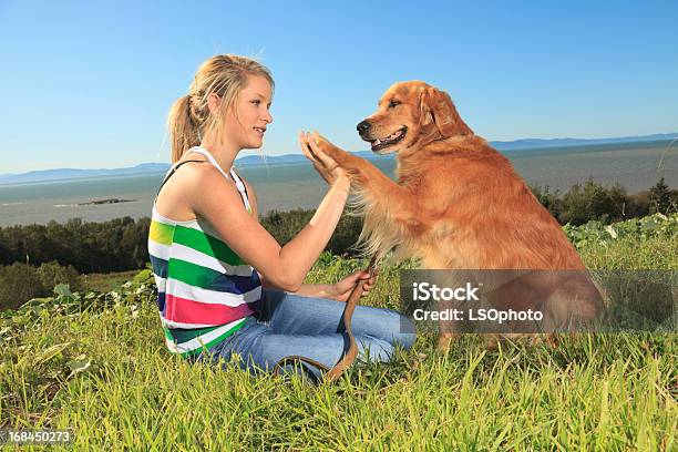 Photo libre de droit de Adolescent Avec Chien À Pied banque d'images et plus d'images libres de droit de Activité de loisirs - Activité de loisirs, Adolescence, Adolescent