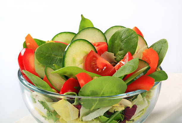 salade de légumes frais - side salad tomato spinach lettuce photos et images de collection