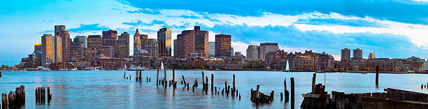 boston coucher de soleil sur les eaux paisibles du port de boston, vue - boston skyline night city photos et images de collection