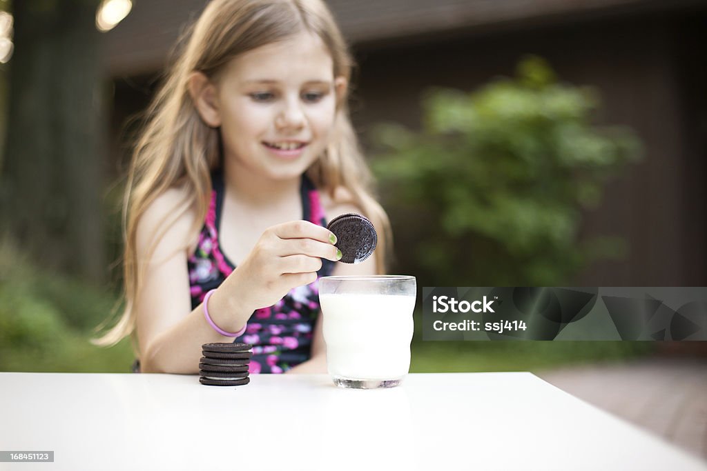 Jovem Menina Dunking o seu Cookie no leite - Royalty-free Bolacha Foto de stock