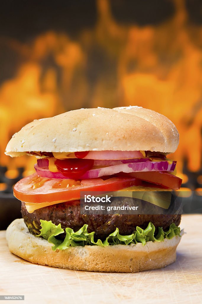 Großer Cheeseburger mit hübschen Flames - Lizenzfrei Brotsorte Stock-Foto