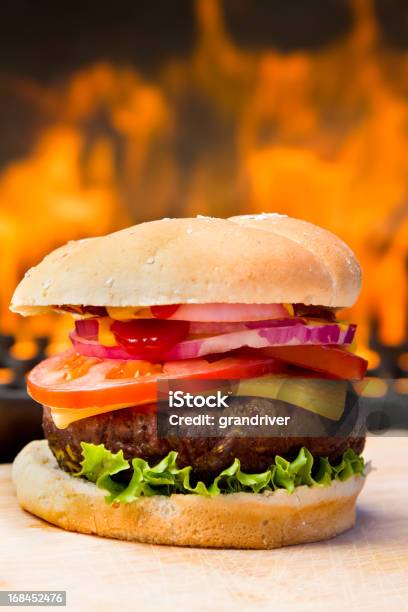 Großer Cheeseburger Mit Hübschen Flames Stockfoto und mehr Bilder von Brotsorte - Brotsorte, Brötchen, Burger