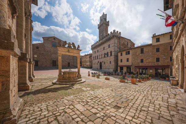 piazza grande, the well, and palazzo comunale of montepulciano. tuscany, italy - montepulciano imagens e fotografias de stock