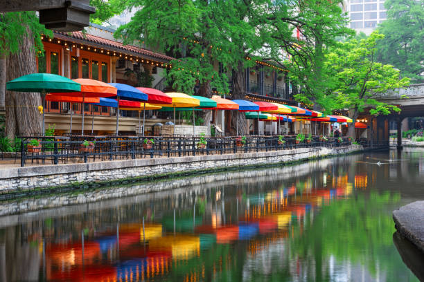 paysage urbain de san antonio, texas, états-unis au river walk - san antonio riverwalk downtown district river photos et images de collection