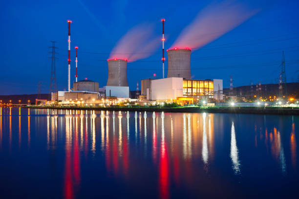 central nuclear de noche - tihange fotografías e imágenes de stock