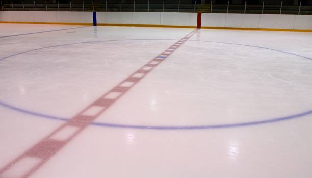 linea centro pista di hockey su ghiaccio - slot pista di hockey su ghiaccio foto e immagini stock