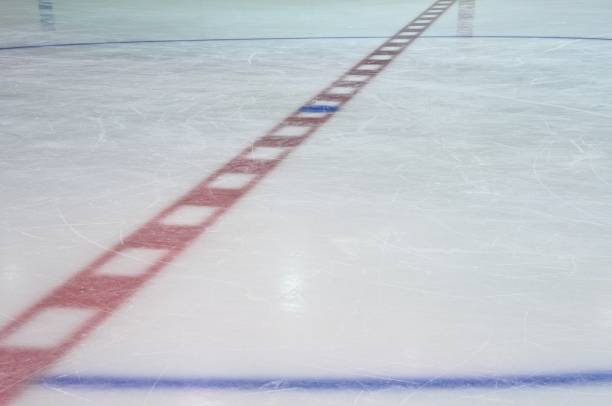 línea central de pista de hockey sobre hielo - slot pista de hockey de hielo fotografías e imágenes de stock