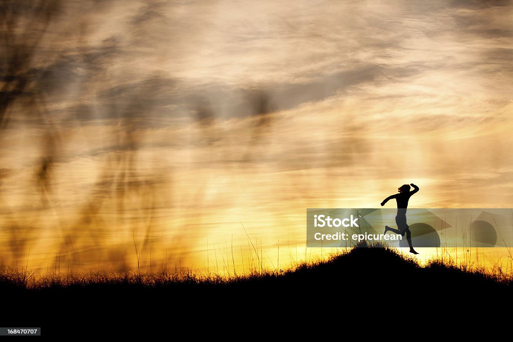 Maschio runner in corsa per la formazione al tramonto - Foto stock royalty-free di Luce solare