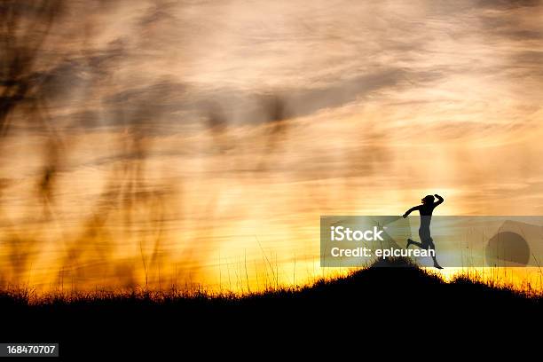 Maschio Runner In Corsa Per La Formazione Al Tramonto - Fotografie stock e altre immagini di Luce solare