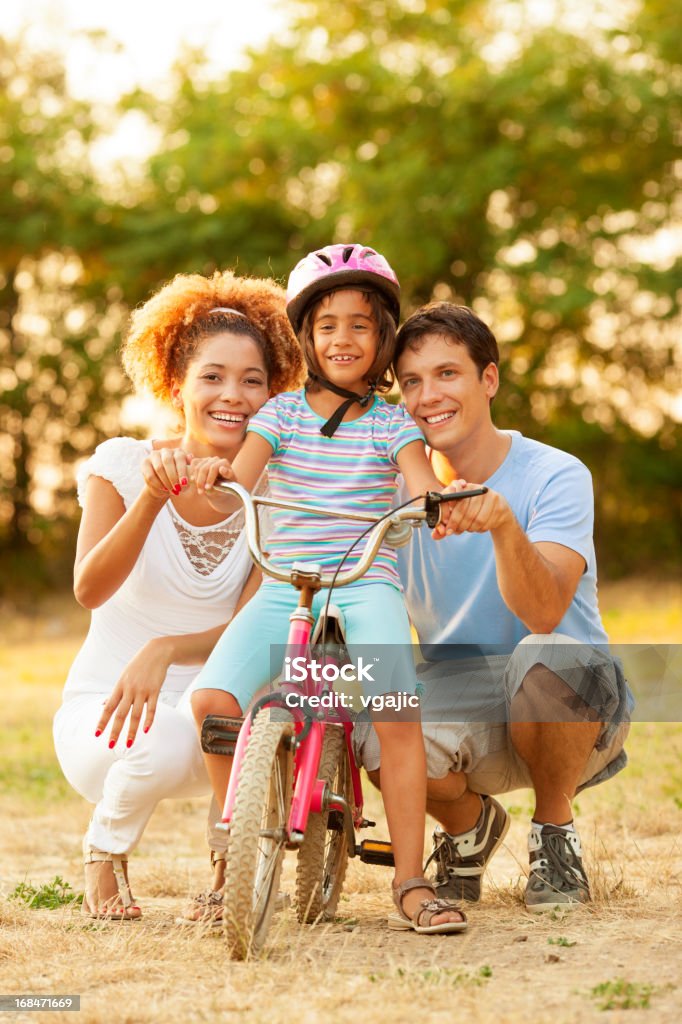 Família se divertindo com bicicleta ao ar livre. - Foto de stock de Ciclismo royalty-free