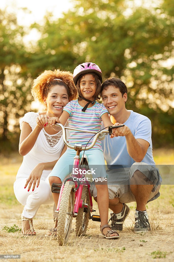 Семья весело на велосипеде на открытом воздухе. - Стоковые фото Кататься на велосипеде роялти-фри