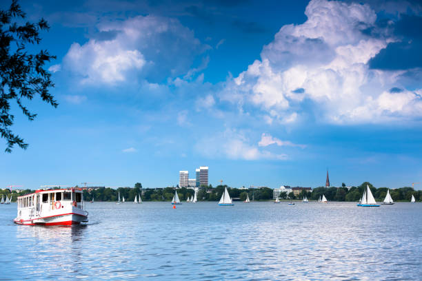 Aussenalster in Summer I LOVE HAMBURG: Alsterlake with Alsterdampfer in Hamburg - Germany - Taken with Canon 5Dmk3 binnenalster lake stock pictures, royalty-free photos & images