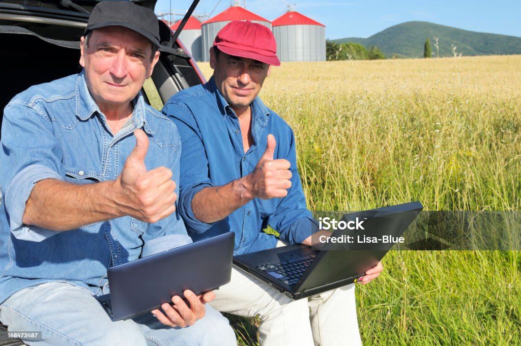 Dois agricultores planeamento PC e dando polegares para cima - Royalty-free Agricultor Foto de stock